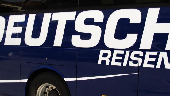 Schriftzug auf einem Bus