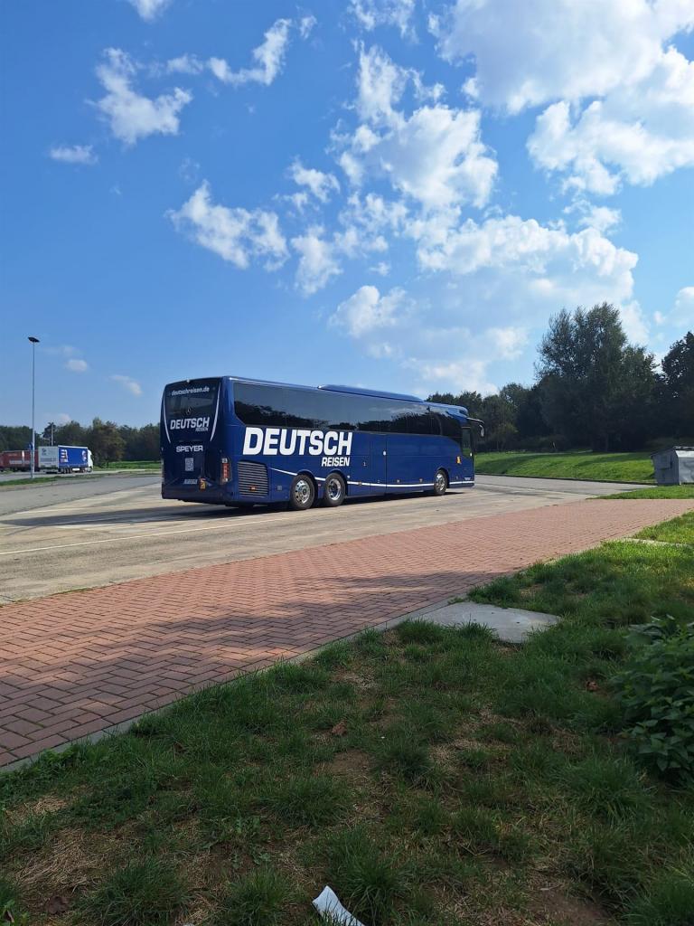 Bus in der Landschaft