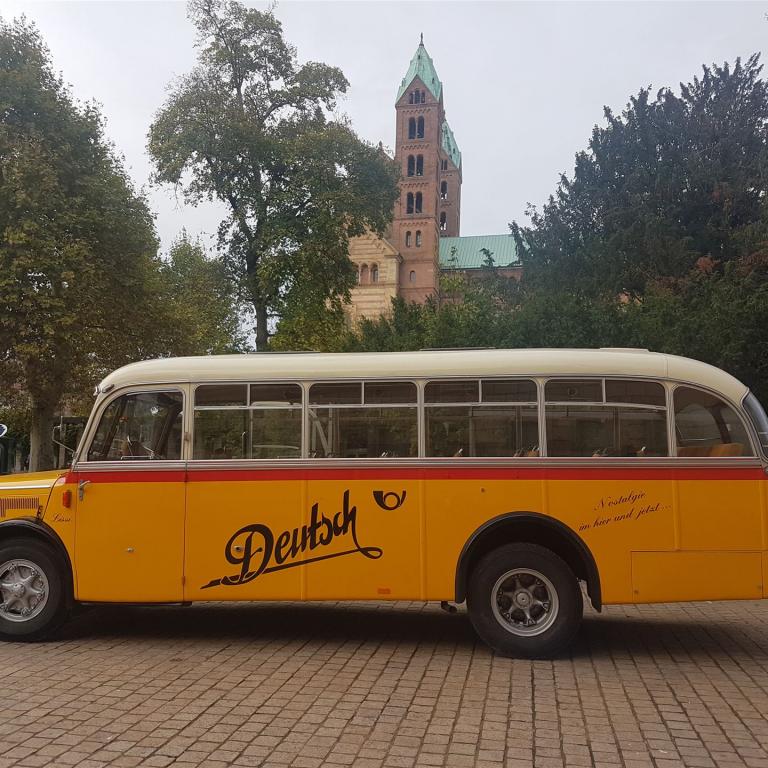 Oltimerbus vor dem Dom