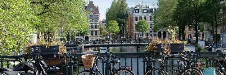 Amsterdam Fahrrad auf Brücke über einem Fluss