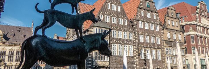 Bremer Stadtmusikanten vor einem Gebäude in Bremen 