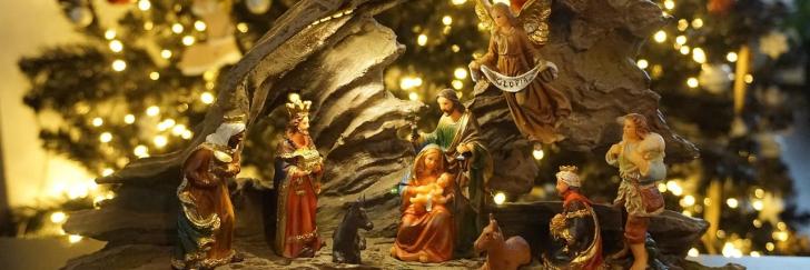 Krippe aus Holz mit Figuren und Lichter