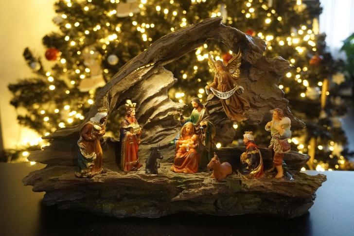 Krippe aus Holz mit Figuren und Lichter