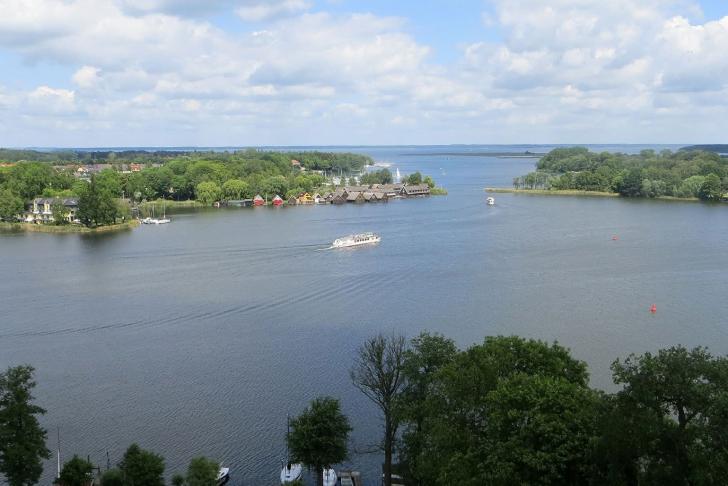 Mecklenburg der Müritzsee mit Wolken am Himmel