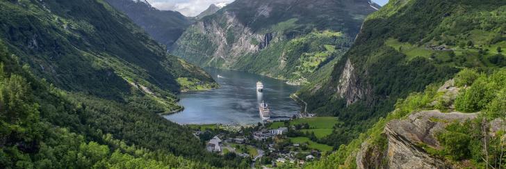 Norwegische Landschaft mit Bergen, Seen, Himmel