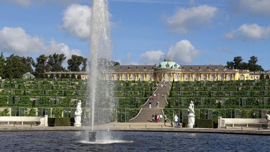 potsdam_-schloss-sansscouci-mit-gaerten