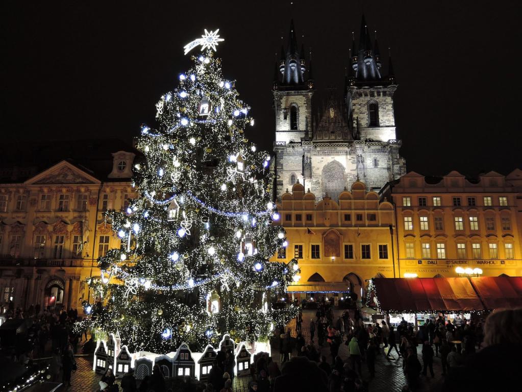 Weihnachtsbaum vor der Prager Burg am Abend