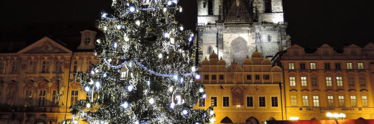 Weihnachtsbaum vor der Prager Burg am Abend