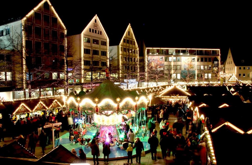 Weihnachtsmarkt in Ulm am Abend