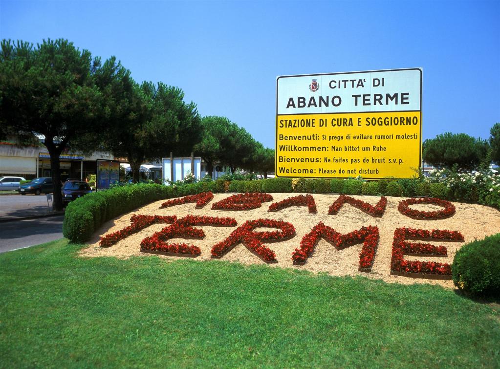 Venetien_Abano Terme- Hügel mit einer Schrift